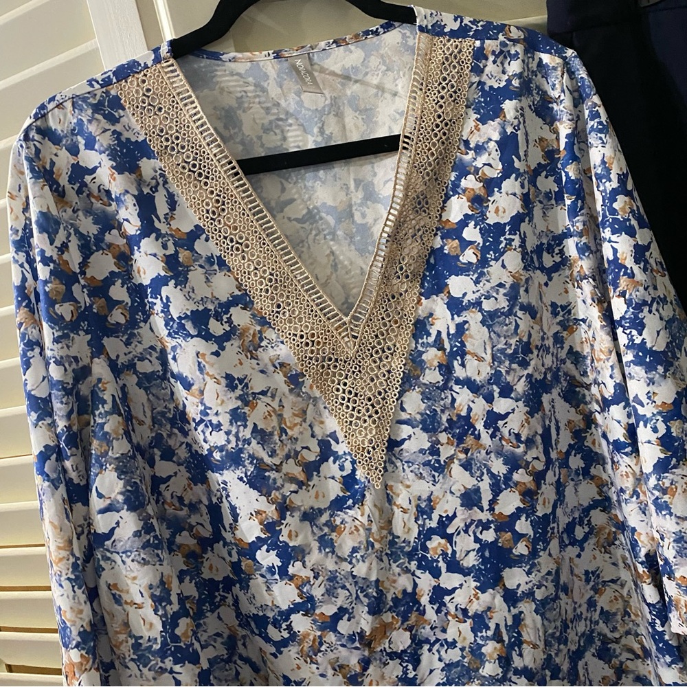 Set: Floral V-Neck Blouse (size 1x) & APNY cropped pants (size 16) - Picture 2 of 4